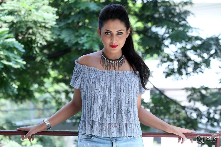 Madhu-Shalini-at-Cheekati-Raajyam-Success-Meet